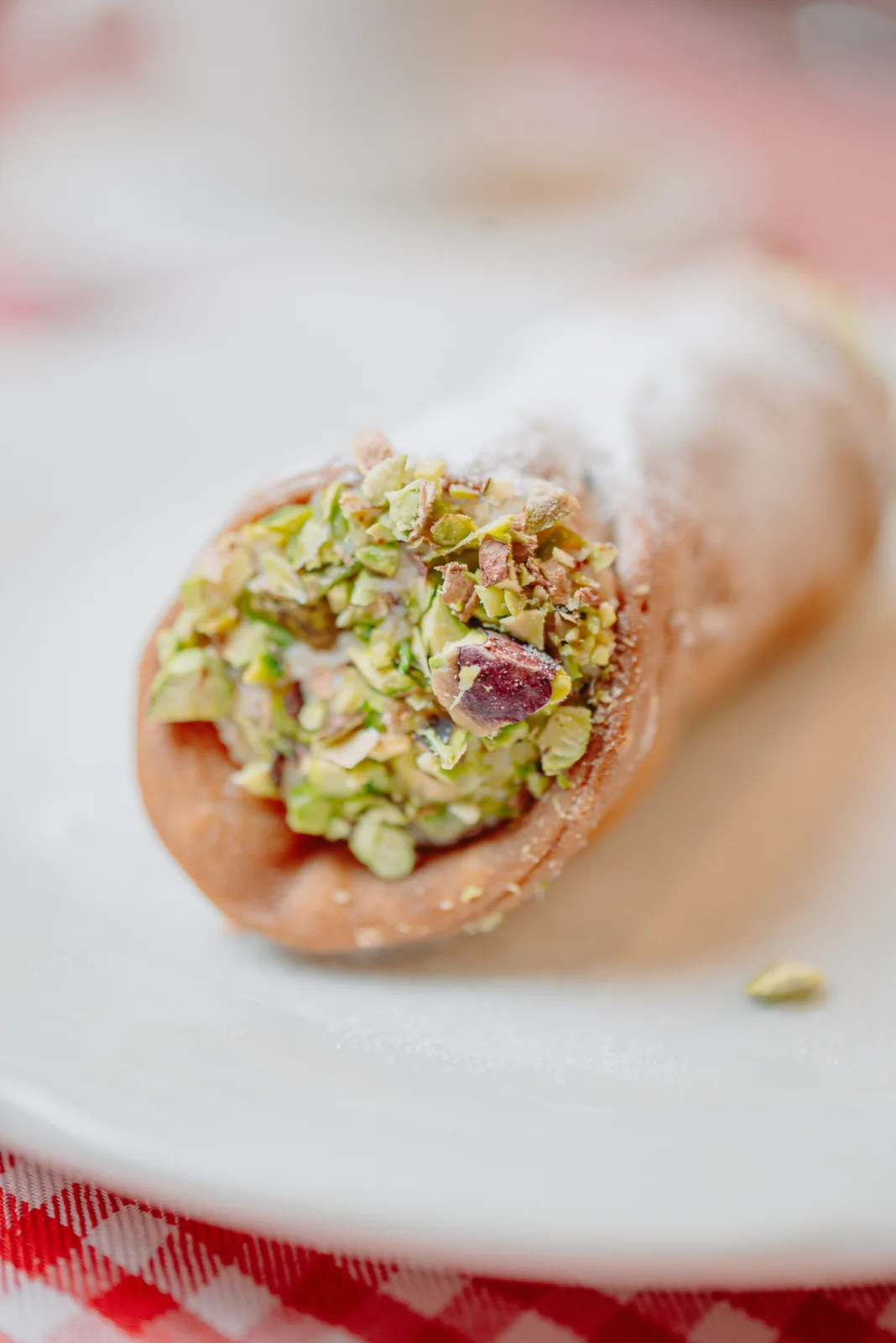 Cannolo relleno, terminado con pistachos