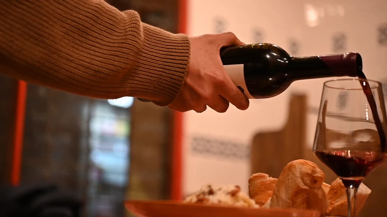 Una copa de vino tinto servida en la mesa